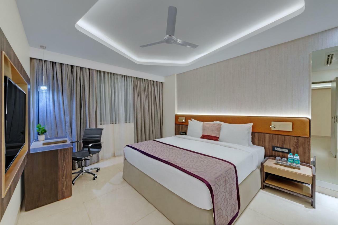 Готель The Fern Residency Karad Екстер'єр фото